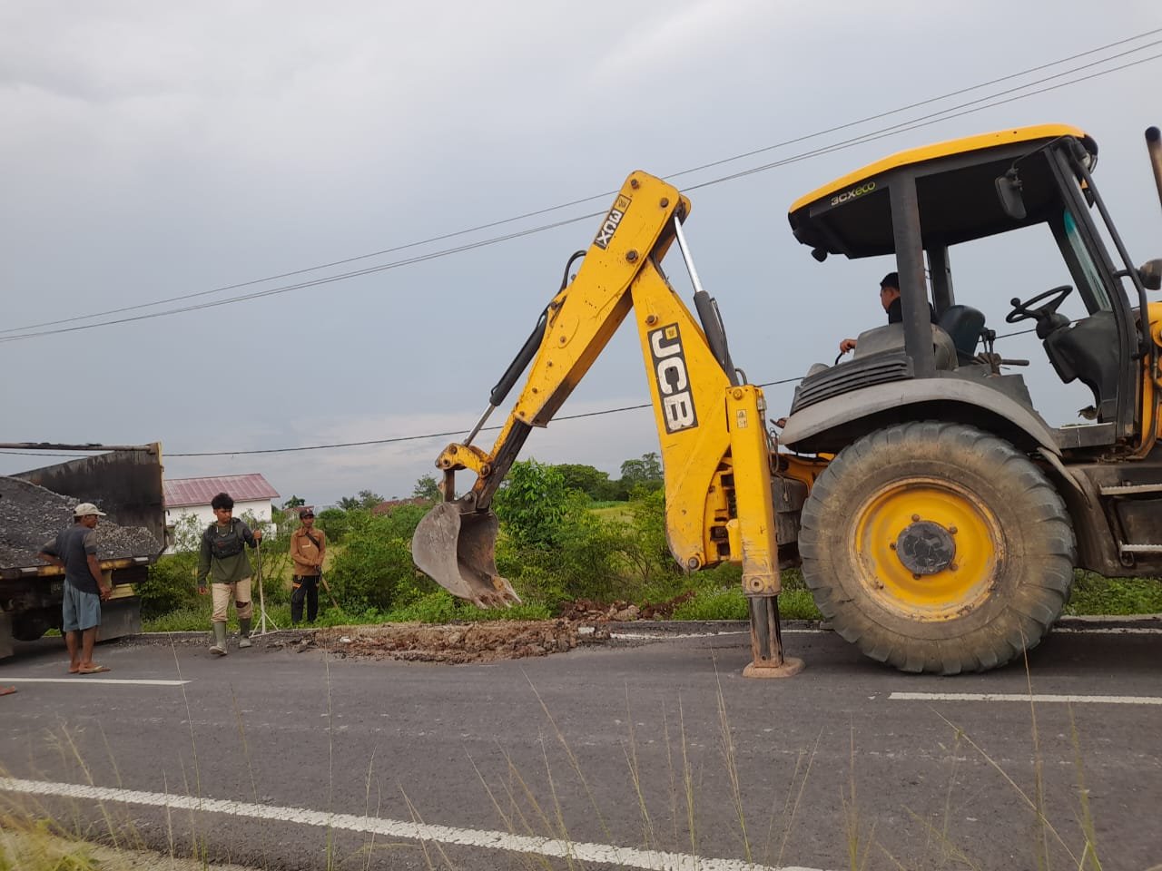 Dinas PUPR Ogan ilir Memperbaiki Jalan Yang Rusak Dikecamatan Pemulautan