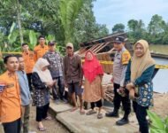 Polsek Tanjung Raja Cek Tana Lonsor Yang Meng Akibatkan Satu Rumah Warga Terdampak
