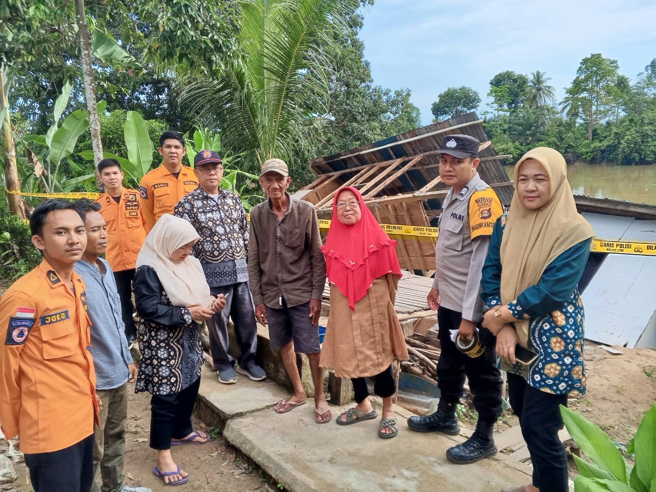 Polsek Tanjung Raja Cek Tana Lonsor Yang Meng Akibatkan Satu Rumah Warga Terdampak