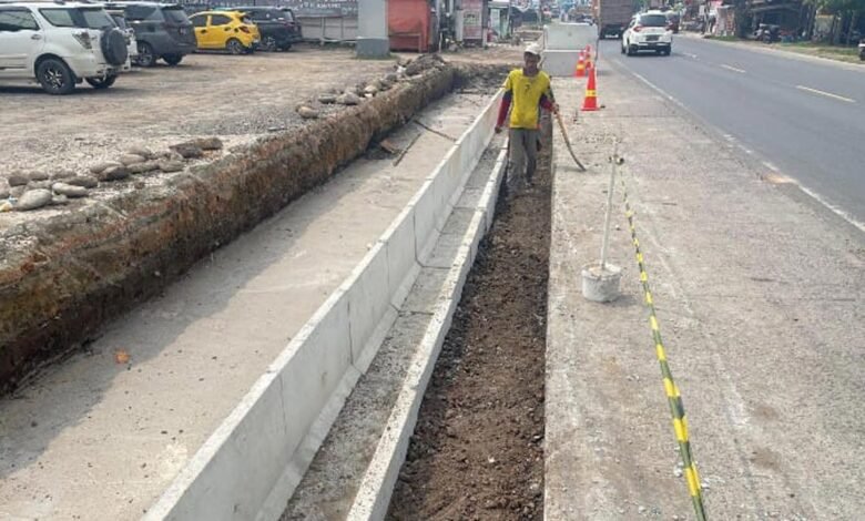 Dinas PUPR Ogan Ilir Bangun Drainase Besar di Jalintim Kota Indralaya Dinas PUPR Ogan Ilir Bangun Drainase Besar di Jalintim Kota Indralaya