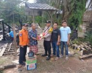 KEBAKARAN RUMAH DI DESA SEGAYAM, SATU UNIT RUMAH HABIS TERBAKAR AGGOTA BHABINKAMTIBMAS POLSEK PEMULUTAN SIGAP DATANGGI TKP DAN BERIKAN BANTUAN