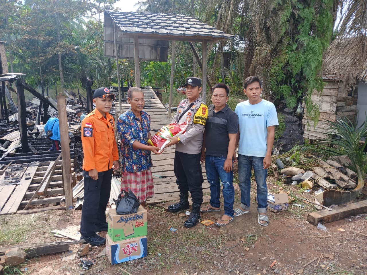 KEBAKARAN RUMAH DI DESA SEGAYAM, SATU UNIT RUMAH HABIS TERBAKAR AGGOTA BHABINKAMTIBMAS POLSEK PEMULUTAN SIGAP DATANGGI TKP DAN BERIKAN BANTUAN