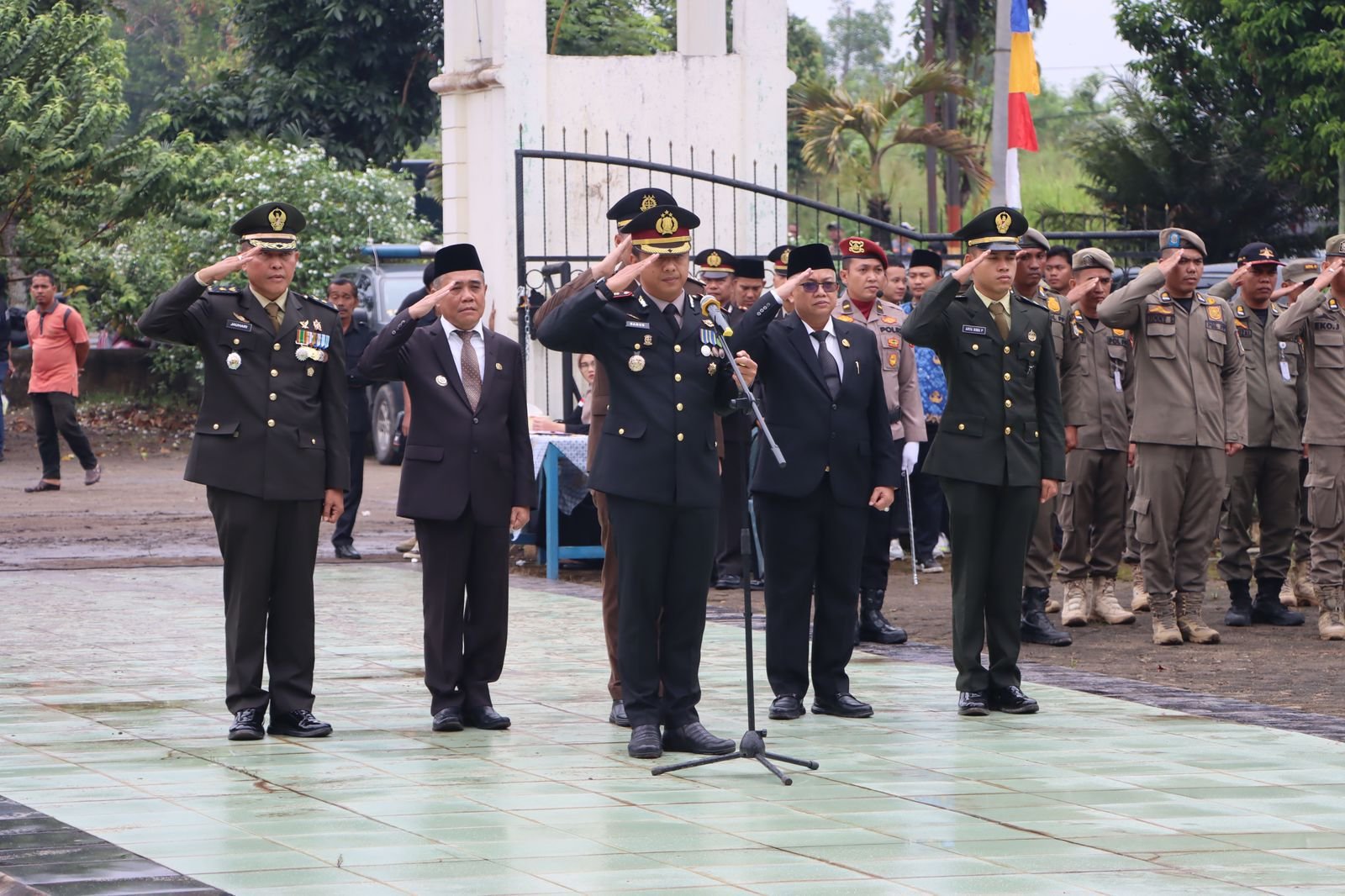 Polres Ogan Ilir Gelar Upacara Hari Pahlawan, Kapolres AKBP Bagus Suryo Wibowo Jadi Inspektur di TMP Ksatria Seguguk Polres Ogan Ilir Gelar Upacara Hari Pahlawan, Kapolres AKBP Bagus Suryo Wibowo Jadi Inspektur di TMP Ksatria Seguguk