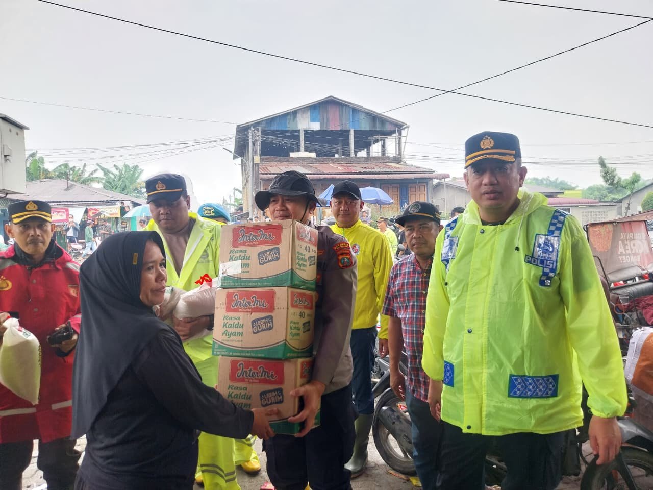 Kapolresta Deli Serdang Berikan Bantuan Sembako Kepada Warga Terdampak Banjir