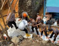 Polda Sumut Perbaiki Jembatan Yang Rusak Akibat Bencana Alam Di Tapteng