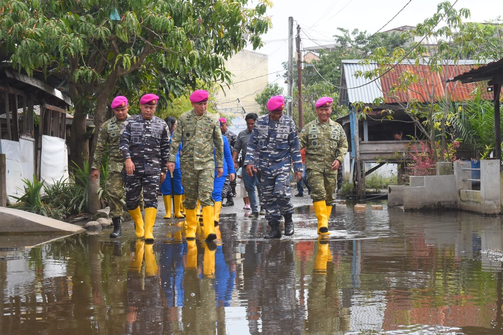 Danpasmar 1 Tinjau Prajurit Yang Terkena Musibah Di Belawan Danpasmar 1 Tinjau Prajurit Yang Terkena Musibah Di Belawan