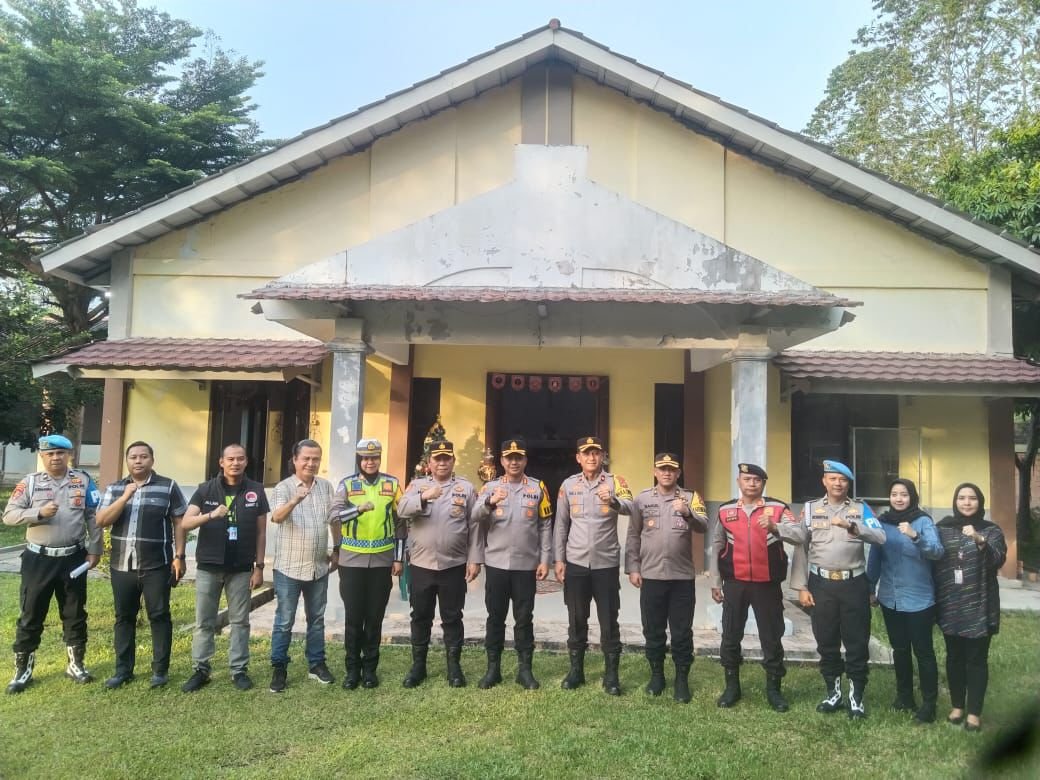 Dalam Rangka Operasi Lilin Musi 2025, Kapolres Ogan Ilir Laksanakan Pengamanan dan Cek Langsung Ibadah Natal Dalam Rangka Operasi Lilin Musi 2025, Kapolres Ogan Ilir Laksanakan Pengamanan dan Cek Langsung Ibadah Natal