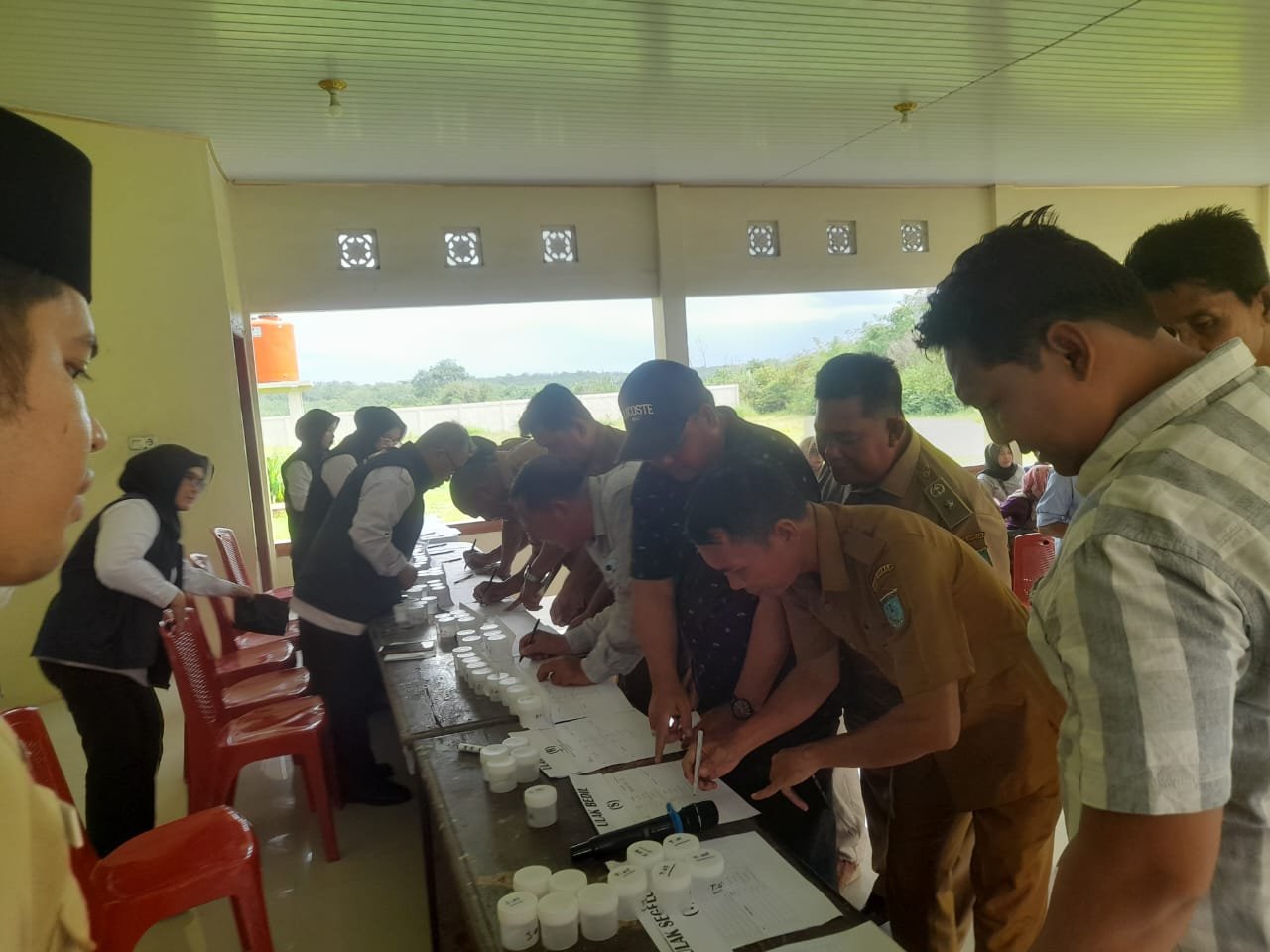 BNN Ogan Ilir Melaksakan Tes Urine Bagi yang Terindikasi Akan di Cek Laboratorium Porensip Polda SumSel BNN Ogan Ilir Melaksakan Tes Urine Bagi yang Terindikasi Akan di Cek Laboratorium Porensip Polda SumSel