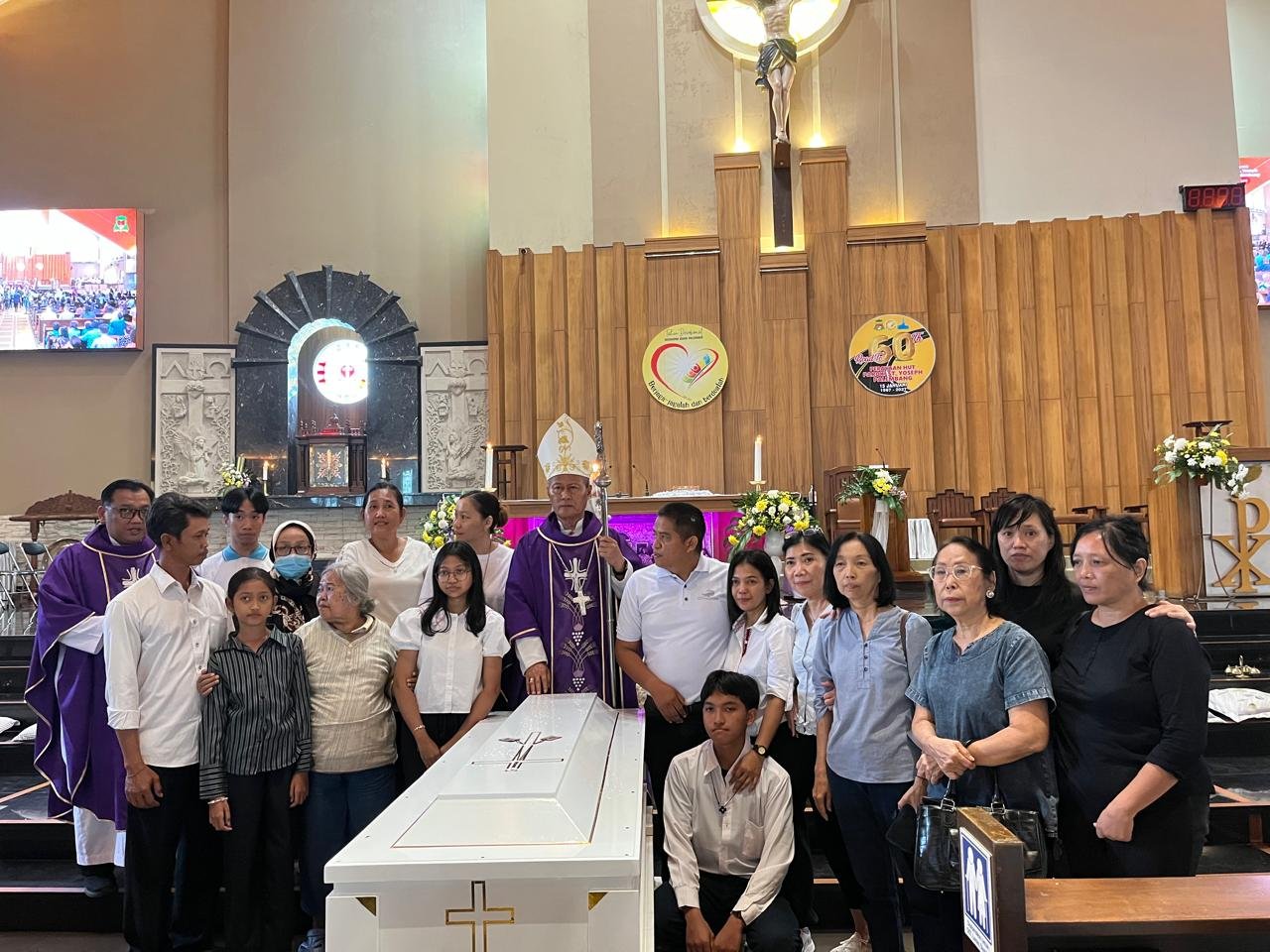 Duka Kemanusiaan di Altar St. Yoseph Palembang: Melepas Kepergian Ibu Christina, Pendidik Setia dan Saksi Iman Duka Kemanusiaan di Altar St. Yoseph Palembang: Melepas Kepergian Ibu Christina, Pendidik Setia dan Saksi Iman