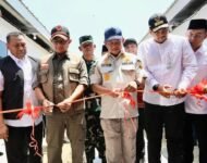 Menteri Dalam Negeri Jendral (Purn) Tito Karnavian meresmikan hunian sementara pasca bencana di Simarpinggan, Kabupaten Tapanuli Selatan, Sumatera Utara (Sumut).
