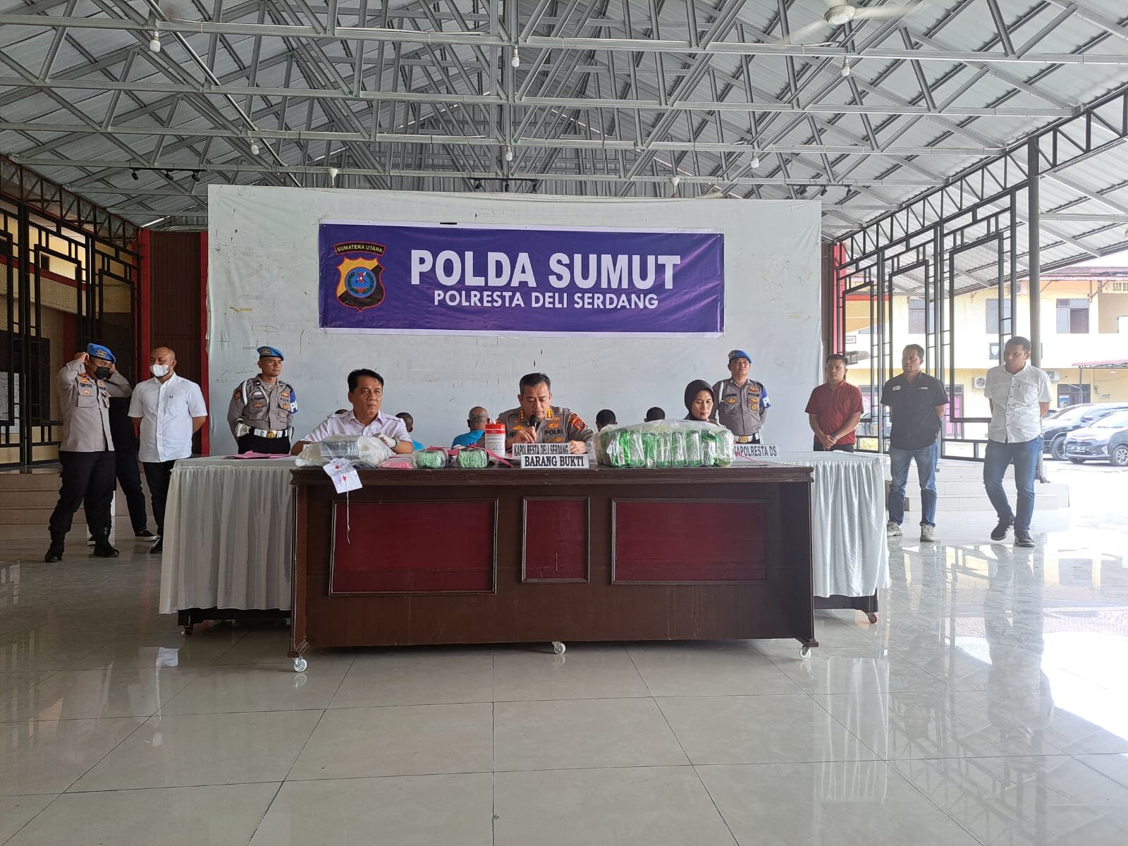 Kapolresta Deli Serdang Paparkan 9 Pengedar Narkoba dan 33,8 Kg Sabu Disita Kapolresta Deli Serdang Paparkan 9 Pengedar Narkoba dan 33,8 Kg Sabu Disita