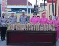 Bulan Suci Ramadhan, Polresta Deli Serdang Bagi Takjil Kepada Pengguna Jalan