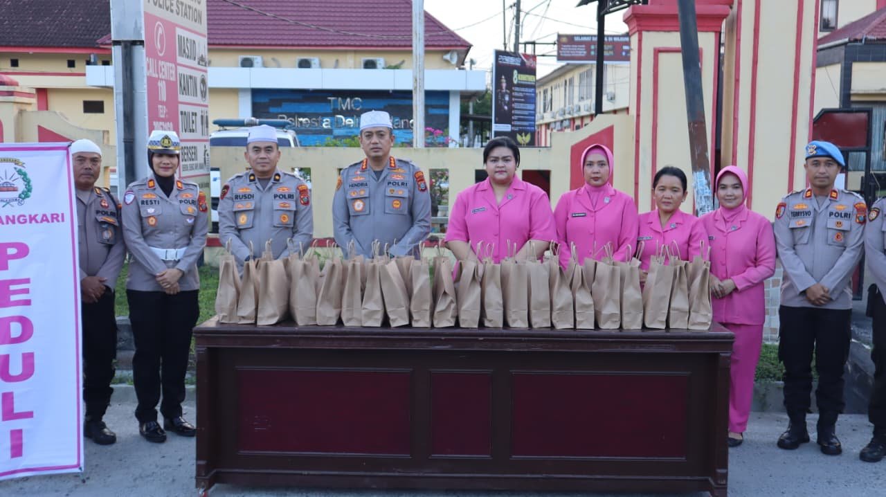 Bulan Suci Ramadhan, Polresta Deli Serdang Bagi Takjil Kepada Pengguna Jalan Bulan Suci Ramadhan, Polresta Deli Serdang Bagi Takjil Kepada Pengguna Jalan