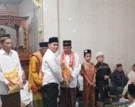 Bupati Ogan ilir Berikan Bantuan 8 Unit AC Kepada Pengurus Masjid Darussalam Desa Siring Alam Saat Safari Ramadhan