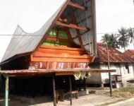 SUDUNG SITANGGANG : 21 TANDA KHAS RUMA BOLON SIPUKKA HUTA LUMBAN SILO PANGURURAN SAMOSIR