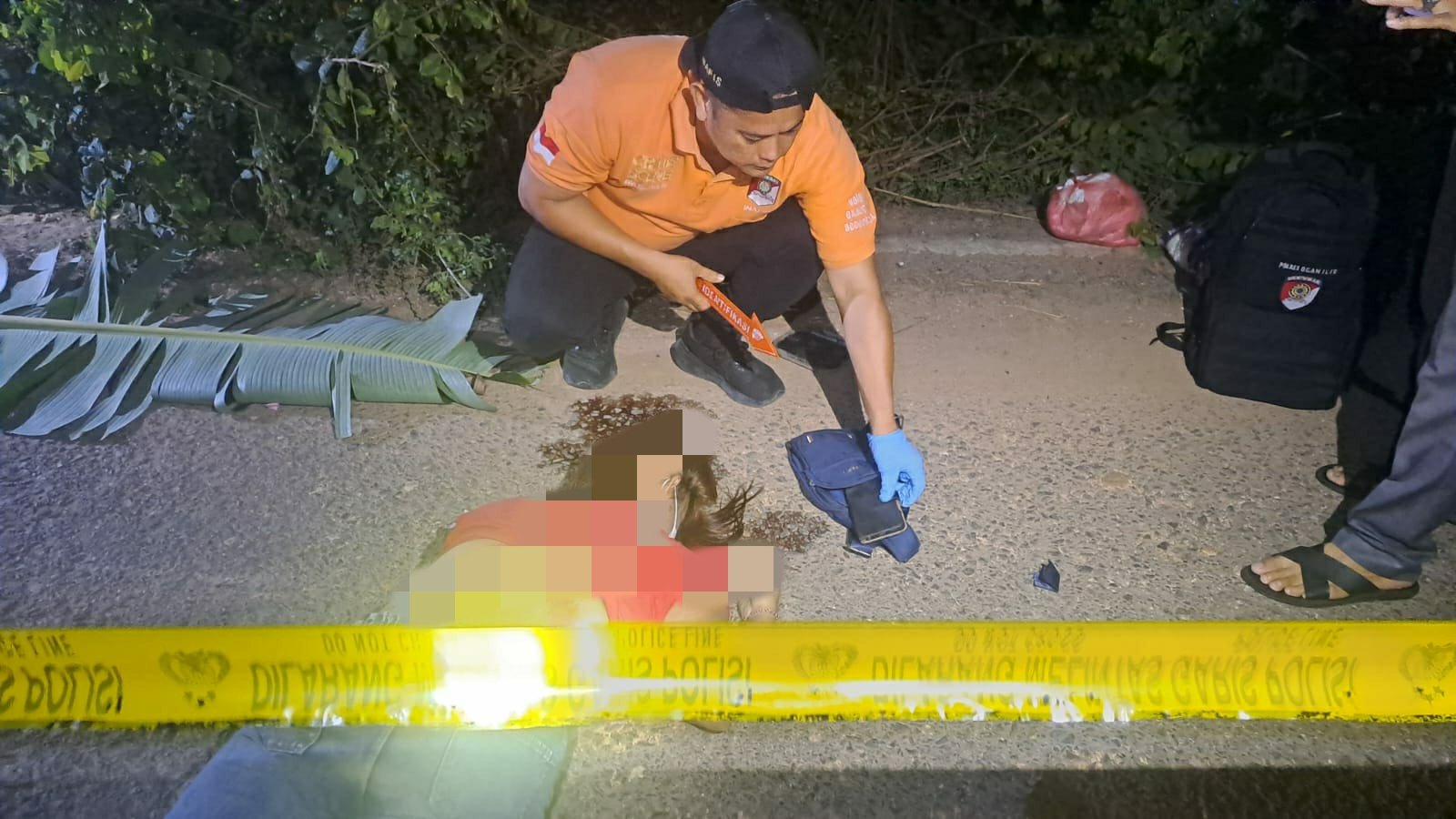Polisi Ogan Ilir Lakukan Olah TKP dan Penyelidikan, Warga Temukan Mayat Perempuan di Pinggir Jalan Desa Sungai Rasau Polisi Ogan Ilir Lakukan Olah TKP dan Penyelidikan, Warga Temukan Mayat Perempuan di Pinggir Jalan Desa Sungai Rasau