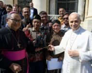 PWKI PERSEMBAHKAN PATUNG ST YUSUF ARIMATEA KE PAUS LEO XIV
