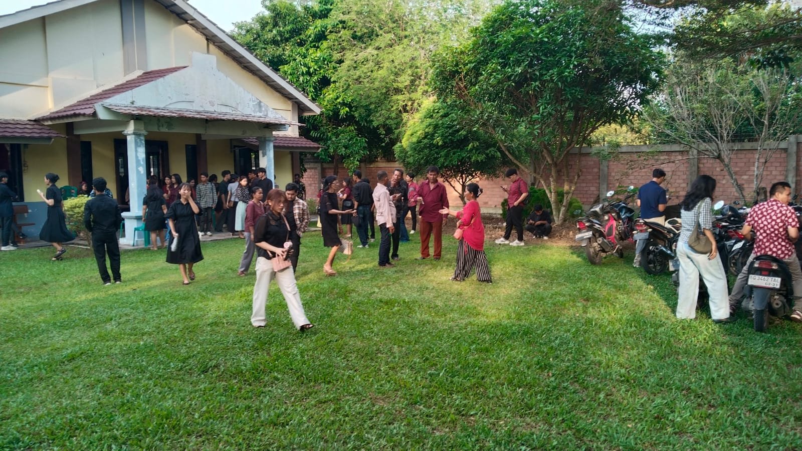 Antisipasi Kegiatan Ibadah Jumat Agung, Personil Gabungan Polres Ogan Ilir Gelar Pengamanan di Gereja Hati Kudus Depan SPBU Romi Herton Antisipasi Kegiatan Ibadah Jumat Agung, Personil Gabungan Polres Ogan Ilir Gelar Pengamanan di Gereja Hati Kudus Depan SPBU Romi Herton