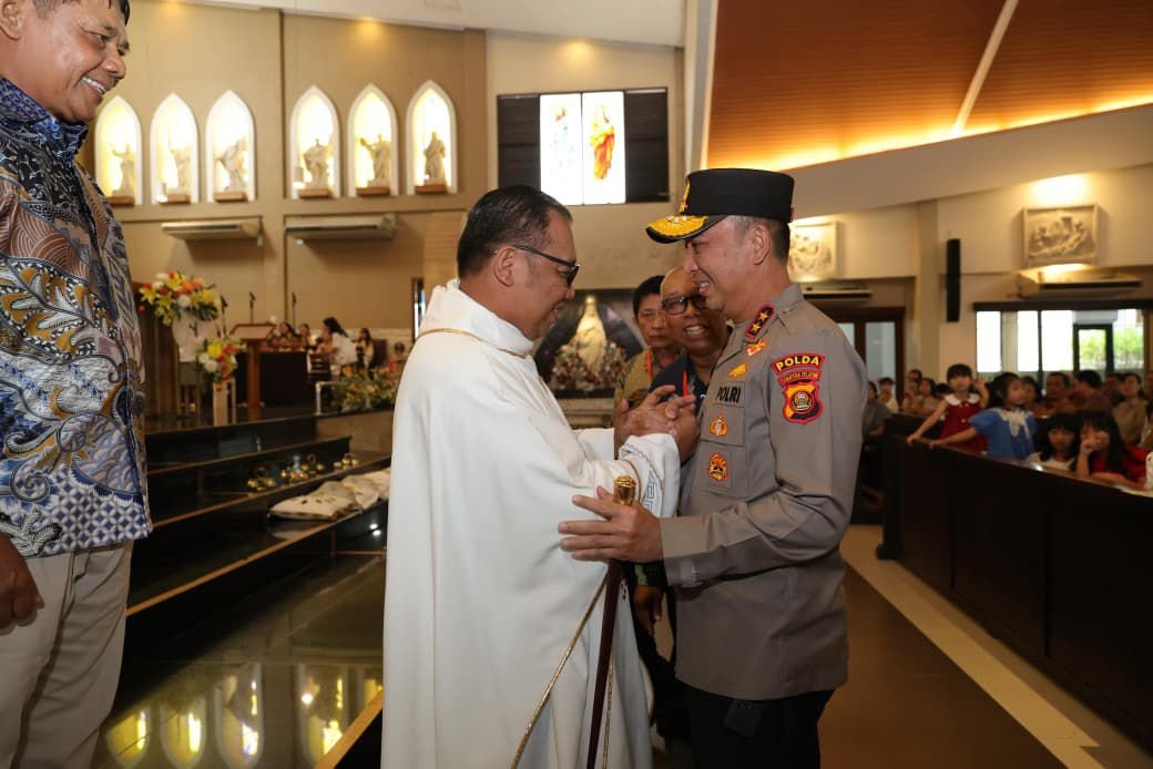 Sapa Jemaat Gereja St. Yoseph, Kapolda Sumsel Ajak Gotong Royong Jaga Kamtibmas Bumi Sriwijaya Sapa Jemaat Gereja St. Yoseph, Kapolda Sumsel Ajak Gotong Royong Jaga Kamtibmas Bumi Sriwijaya
