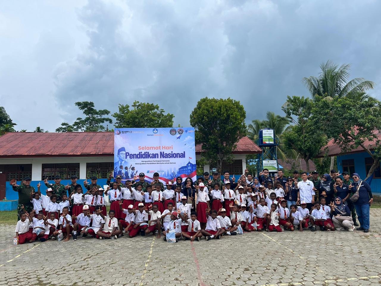 Satgas Swasembada Yonif 643/Wns Koops TNI Habema, Turut Peringati Hardiknas Di Sekolah Perbatasan Papua Satgas Swasembada Yonif 643/Wns Koops TNI Habema, Turut Peringati Hardiknas Di Sekolah Perbatasan Papua