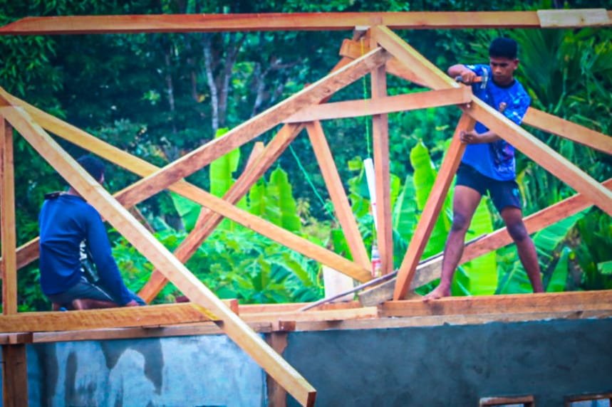 Satgas TMMD Ke-128 Kodim 1801/Manokwari Pasang Rangka Atap Rumah Warga di Kampung Tanah Rubuh