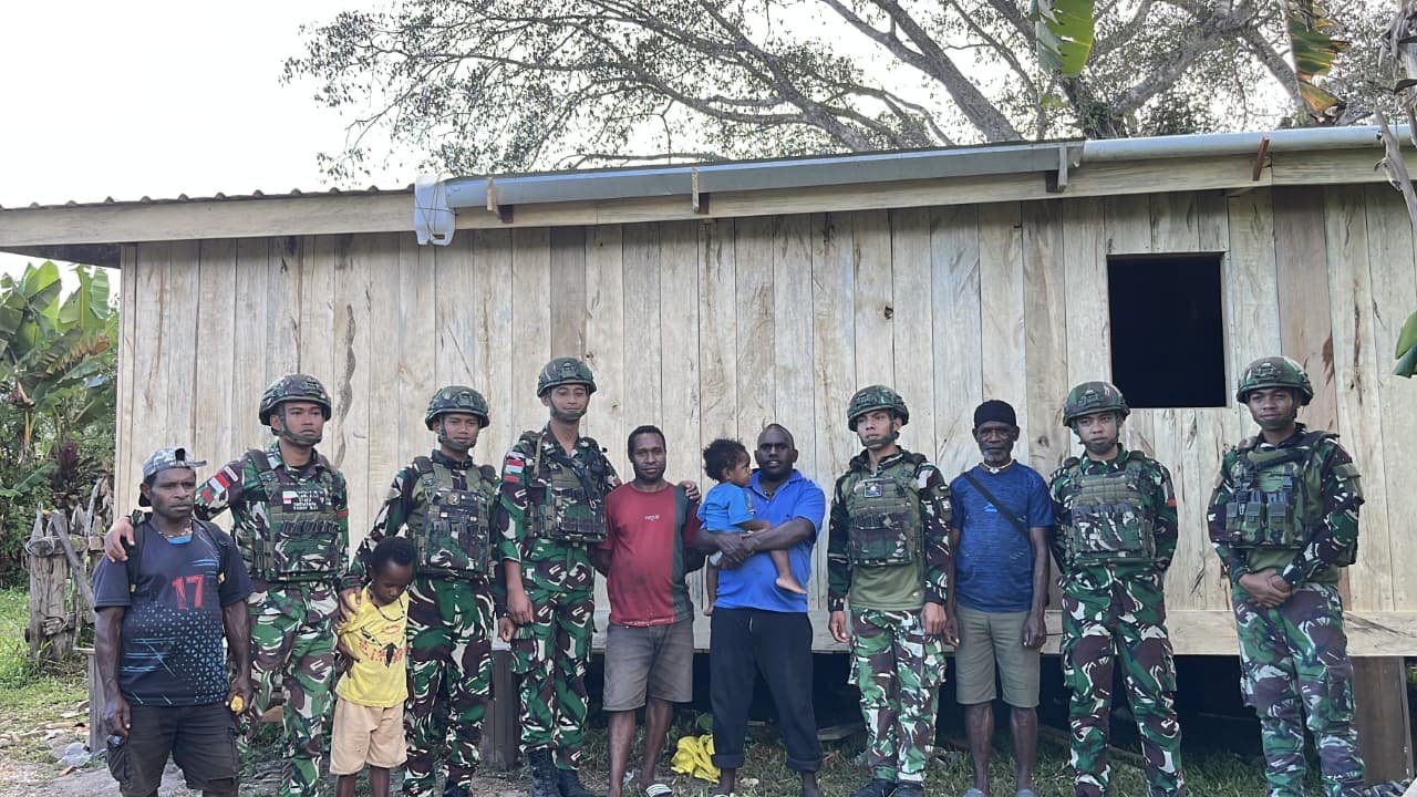 Membangun Harapan dan Kebersamaan, Satgas Yonif 521/DY Hadir Bantu Perbaikan Rumah Warga di Distrik Kobakma Membangun Harapan dan Kebersamaan, Satgas Yonif 521/DY Hadir Bantu Perbaikan Rumah Warga di Distrik Kobakma