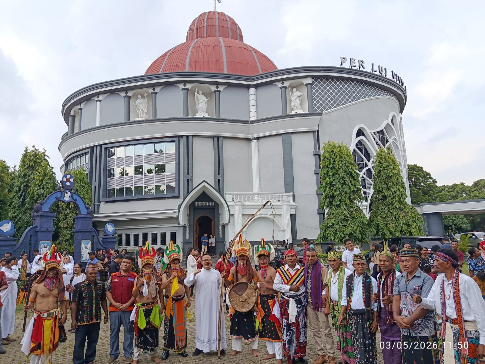 Warna-warni Tenun NTT Hiasi Gereja St. Petrus Palembang, Ribuan Warga Ikuti Misa Inkulturasi Warna-warni Tenun NTT Hiasi Gereja St. Petrus Palembang, Ribuan Warga Ikuti Misa Inkulturasi