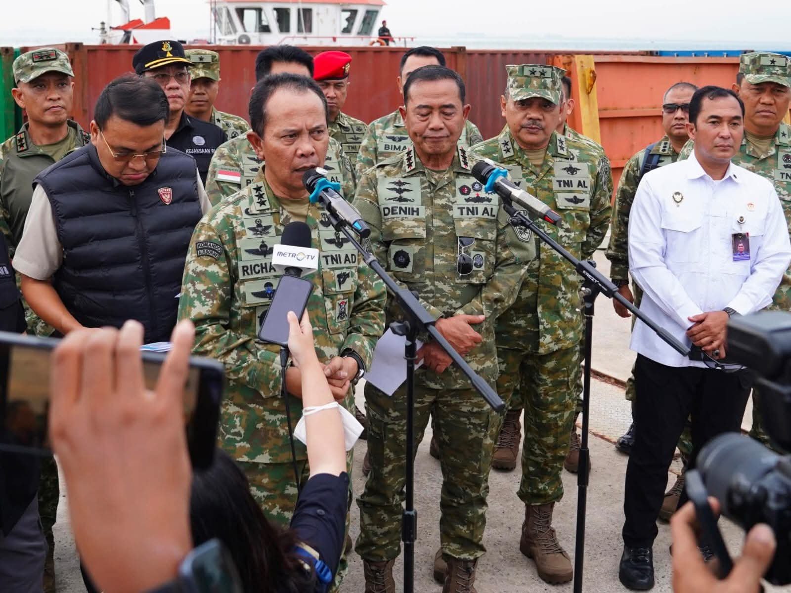 Kasum TNI Letjen TNI Richard Tampubolon selaku Wakil Ketua Pelaksana 1 Satgas Penertiban Kawasan Hutan (PKH) Kasum TNI Letjen TNI Richard Tampubolon selaku Wakil Ketua Pelaksana 1 Satgas Penertiban Kawasan Hutan (PKH)