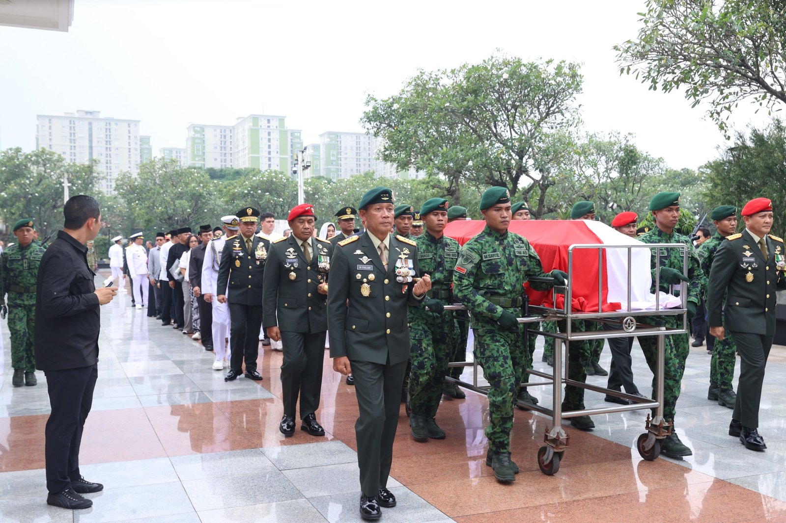 Kasad Beri Penghormatan Terakhir kepada Jenderal TNI (Purn) Ryamizard Ryacudu