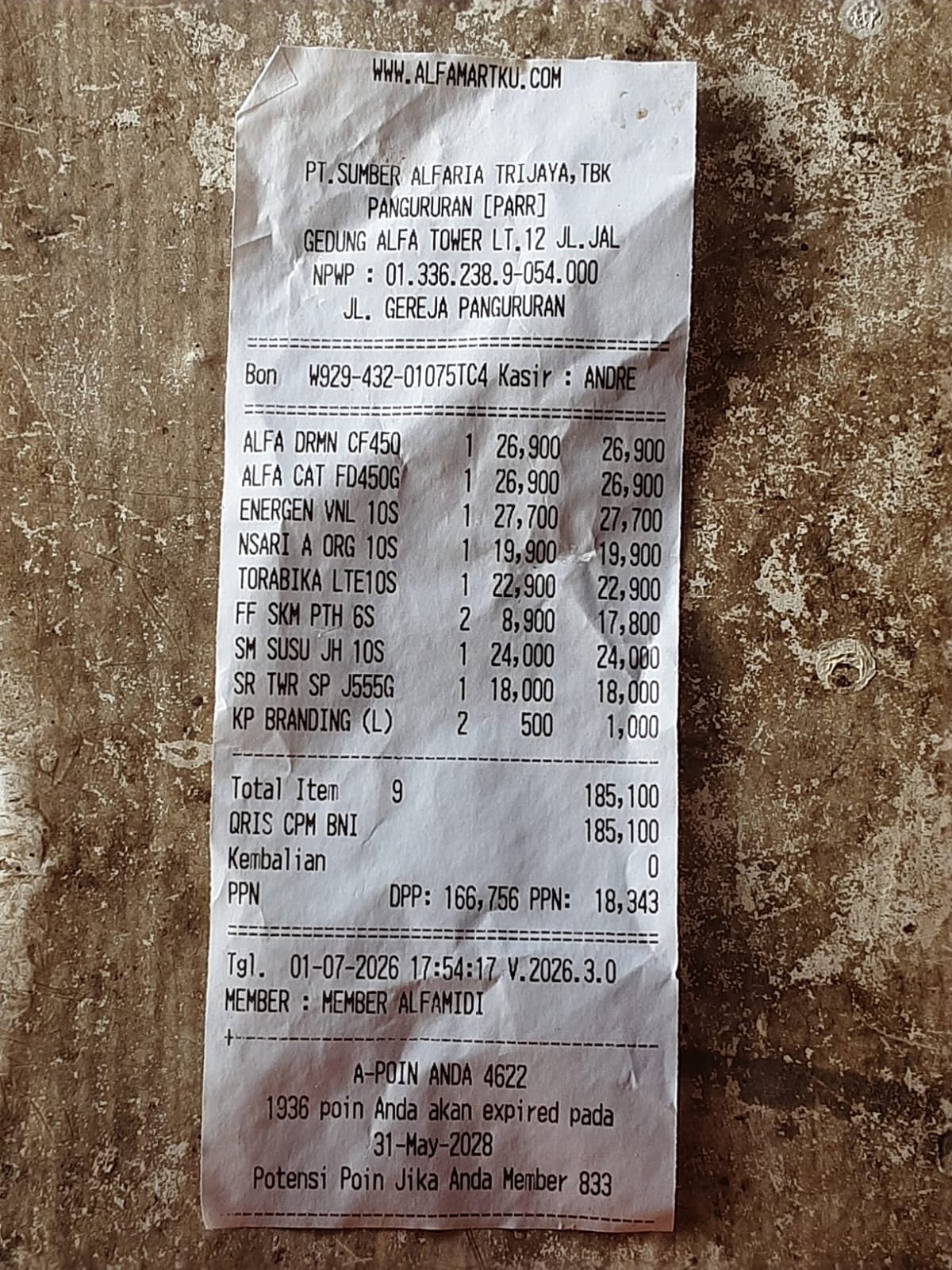 KASIR ALFAMART SIMPANG EMPAT PANGURURAN SAMOSIR, BERIKAN STRUK KE KONSUMEN TANPA MEMANDANG WAJAH SAMBIL NGOBROL KE REKANNYA