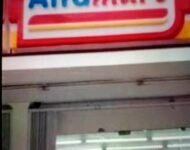 KASIR ALFAMART SIMPANG EMPAT PANGURURAN SAMOSIR, BERIKAN STRUK KE KONSUMEN TANPA MEMANDANG WAJAH SAMBIL NGOBROL KE REKANNYA