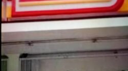 KASIR ALFAMART SIMPANG EMPAT PANGURURAN SAMOSIR, BERIKAN STRUK KE KONSUMEN TANPA MEMANDANG WAJAH SAMBIL NGOBROL KE REKANNYA KASIR ALFAMART SIMPANG EMPAT PANGURURAN SAMOSIR, BERIKAN STRUK KE KONSUMEN TANPA MEMANDANG WAJAH SAMBIL NGOBROL KE REKANNYA