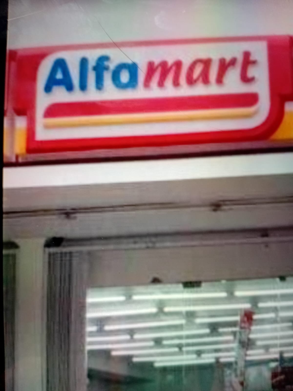 KASIR ALFAMART SIMPANG EMPAT PANGURURAN SAMOSIR, BERIKAN STRUK KE KONSUMEN TANPA MEMANDANG WAJAH SAMBIL NGOBROL KE REKANNYA