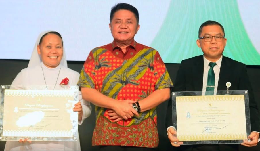 Satu Abad Melayani, Suster F.Ch dan Charitas Hospital Terima Penghargaan Tertinggi dari Pemprov Sumsel