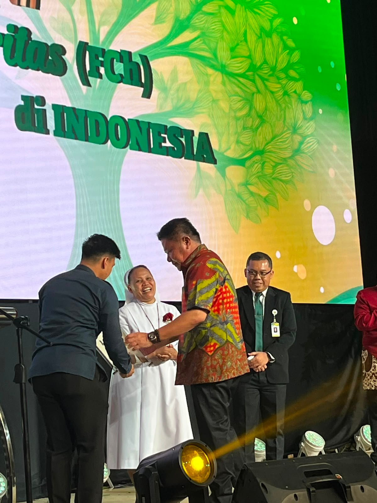 Satu Abad Melayani, Suster F.Ch dan Charitas Hospital Terima Penghargaan Tertinggi dari Pemprov Sumsel