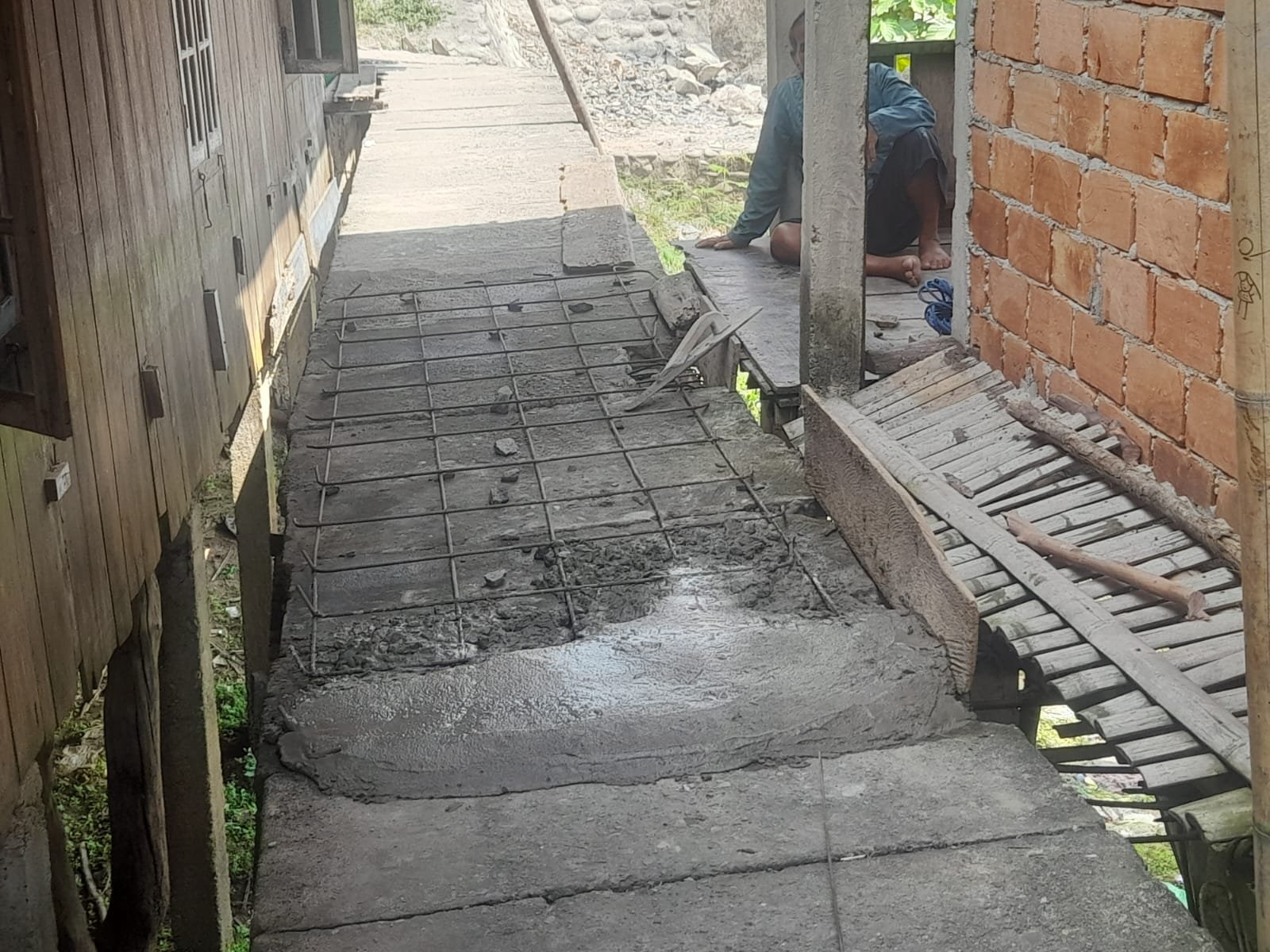 Warga Sakatiga Seberang Gotong Royong Rehab Jembatan Cor Beton Bertiang, BPD Pimpin Langsung Kegiatan Warga Sakatiga Seberang Gotong Royong Rehab Jembatan Cor Beton Bertiang, BPD Pimpin Langsung Kegiatan