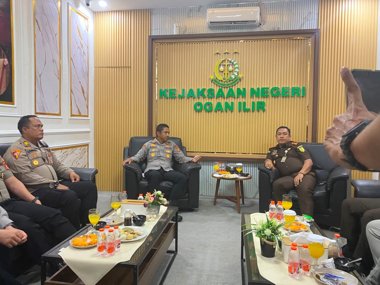 Kapolres Ogan Ilir Pererat Jalinan Silaturahmi dengan Kajari Ogan Ilir, Perkuat Sinergitas Penegakan Hukum Kapolres Ogan Ilir Pererat Jalinan Silaturahmi dengan Kajari Ogan Ilir, Perkuat Sinergitas Penegakan Hukum