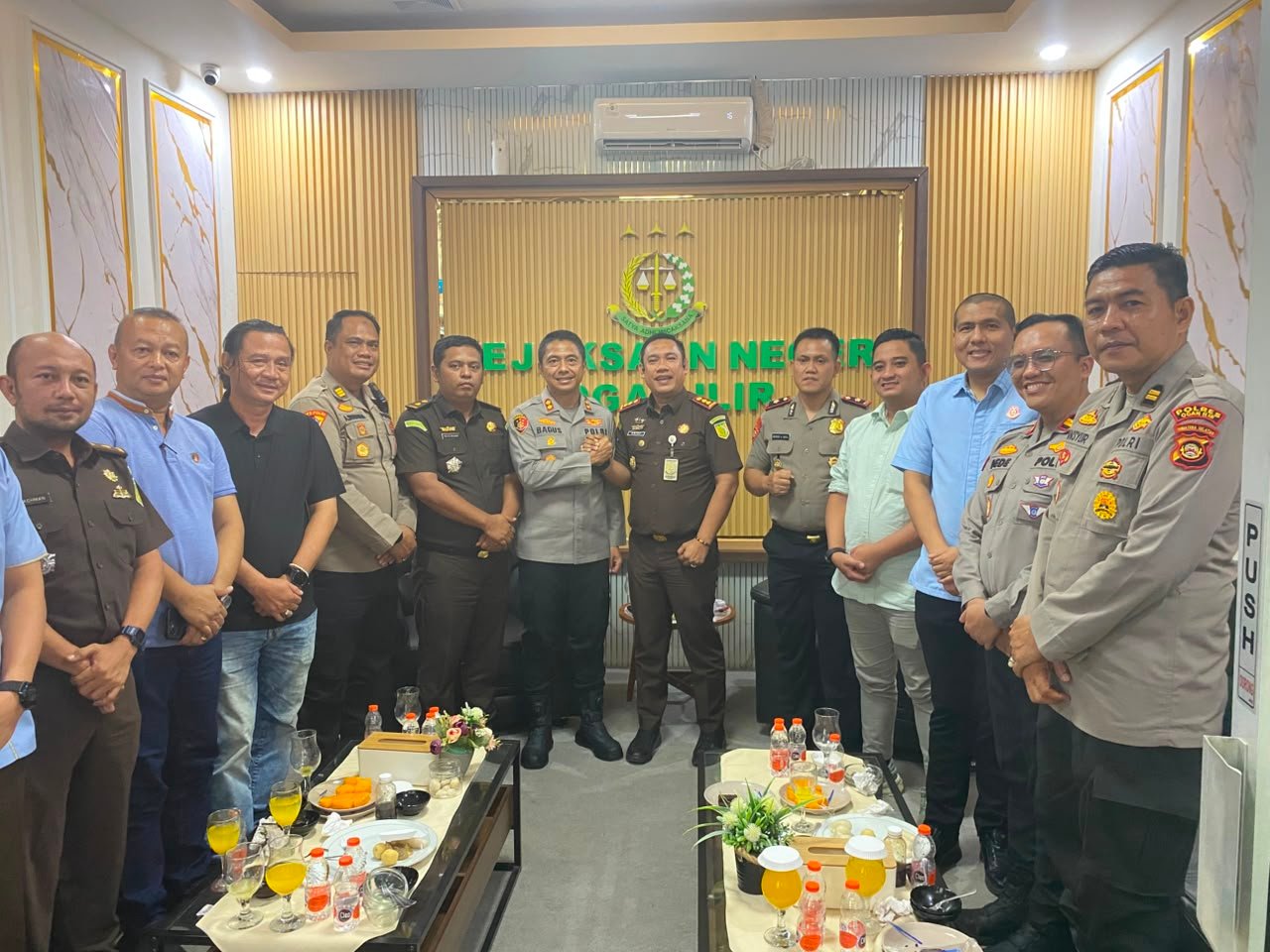 Kapolres Ogan Ilir Pererat Jalinan Silaturahmi dengan Kajari Ogan Ilir, Perkuat Sinergitas Penegakan Hukum Kapolres Ogan Ilir Pererat Jalinan Silaturahmi dengan Kajari Ogan Ilir, Perkuat Sinergitas Penegakan Hukum