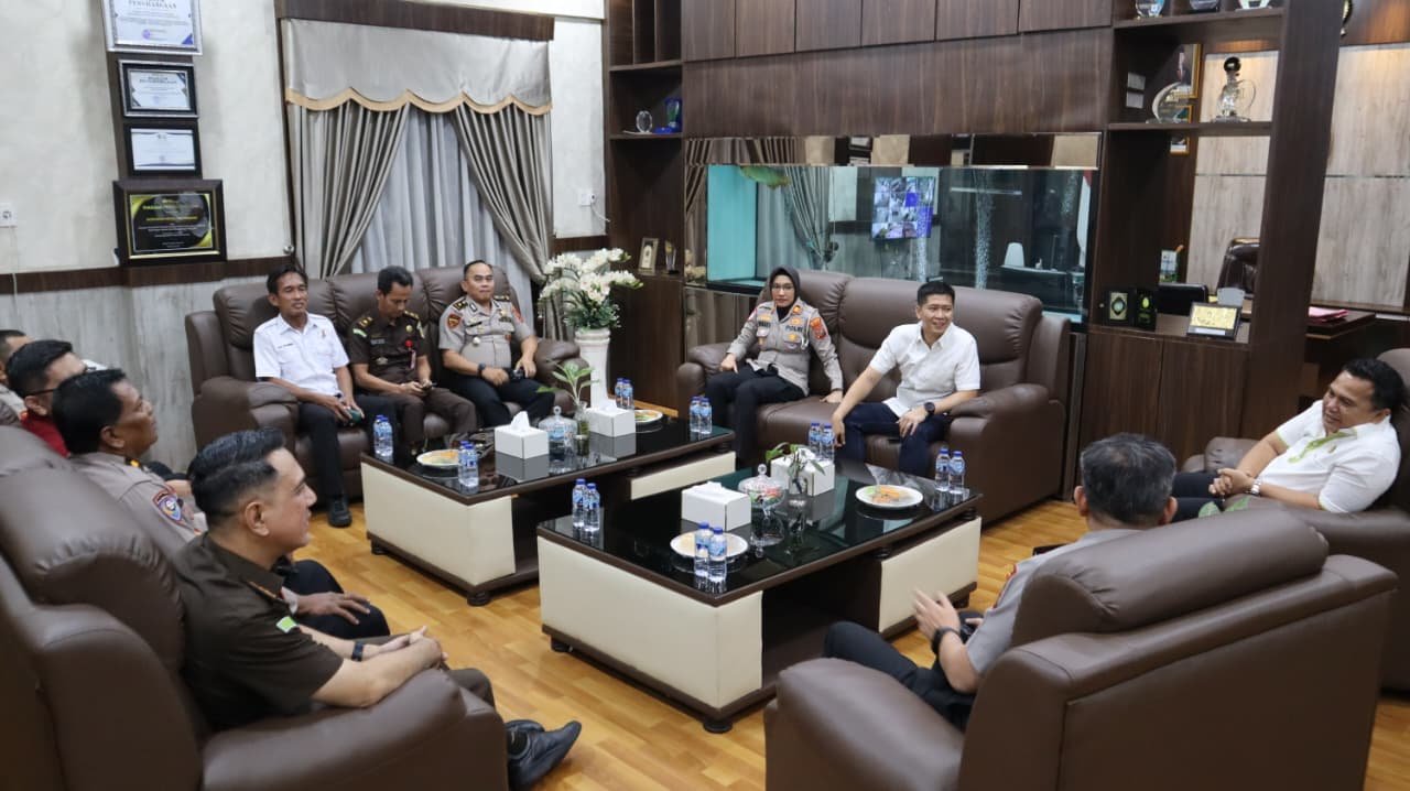 Kapolresta Deli Serdang Jalin Silaturahmi ke Kodim 0204/DS dan Kejari Deli Serdang Kapolresta Deli Serdang Jalin Silaturahmi ke Kodim 0204/DS dan Kejari Deli Serdang