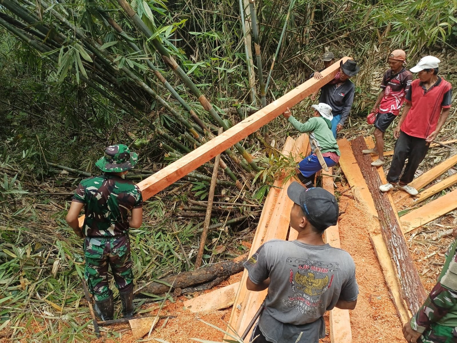 Satgas Pamtas RI-Malaysia Yonarmed 19/Bogani Bersama Warga Gotong Royong Bangun Jembatan Untuk Mempermudah Akses Masyarakat Perbatasan