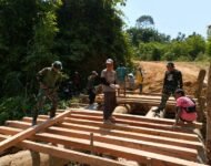Satgas Pamtas RI-Malaysia Yonarmed 19/Bogani Bersama Warga Gotong Royong Bangun Jembatan Untuk Mempermudah Akses Masyarakat Perbatasan