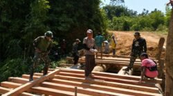 Satgas Pamtas RI-Malaysia Yonarmed 19/Bogani Bersama Warga Gotong Royong Bangun Jembatan Untuk Mempermudah Akses Masyarakat Perbatasan Satgas Pamtas RI-Malaysia Yonarmed 19/Bogani Bersama Warga Gotong Royong Bangun Jembatan Untuk Mempermudah Akses Masyarakat Perbatasan
