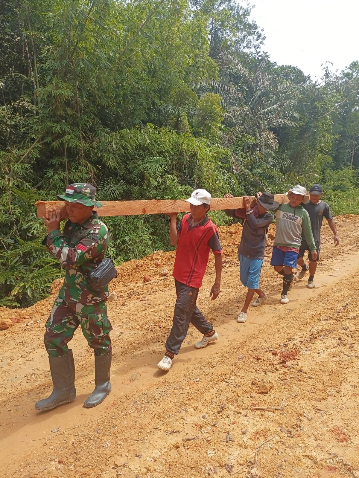 Satgas Pamtas RI-Malaysia Yonarmed 19/Bogani Bersama Warga Gotong Royong Bangun Jembatan Untuk Mempermudah Akses Masyarakat Perbatasan