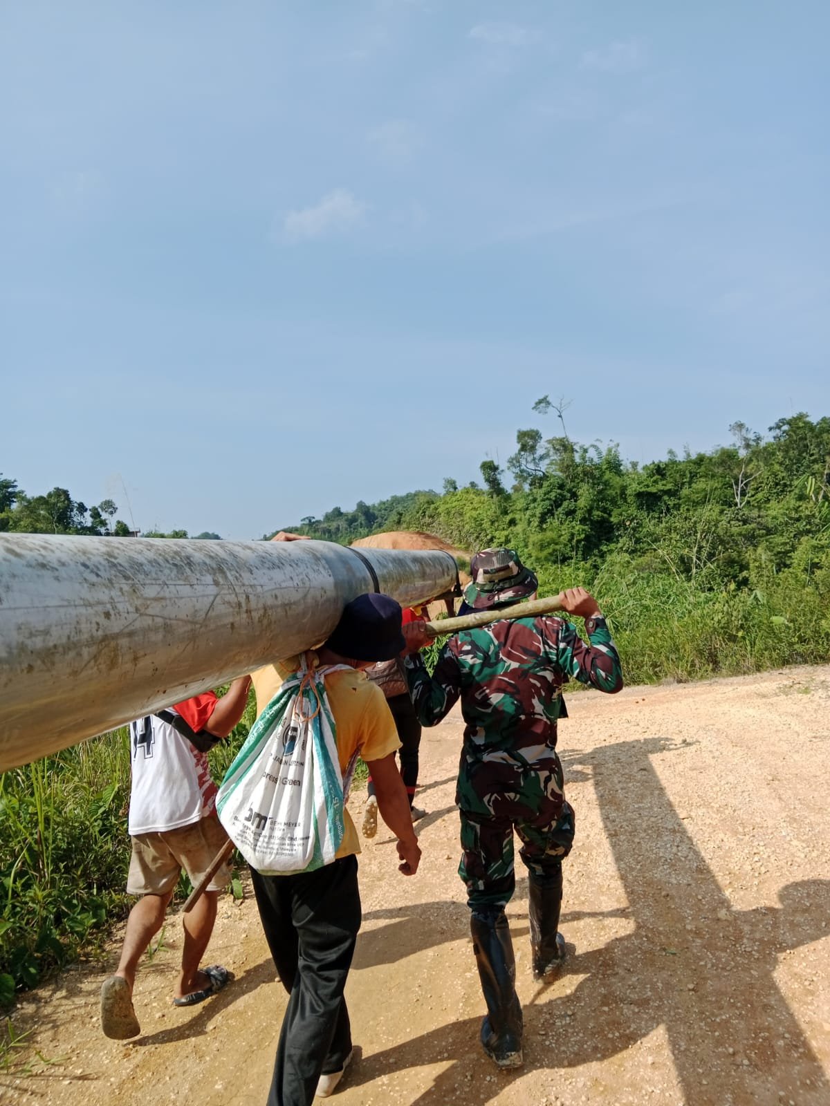Satgas Pamtas RI-Malaysia Yonarmed 19/Bogani Bersama Warga Gotong Royong Bangun Jembatan Untuk Mempermudah Akses Masyarakat Perbatasan