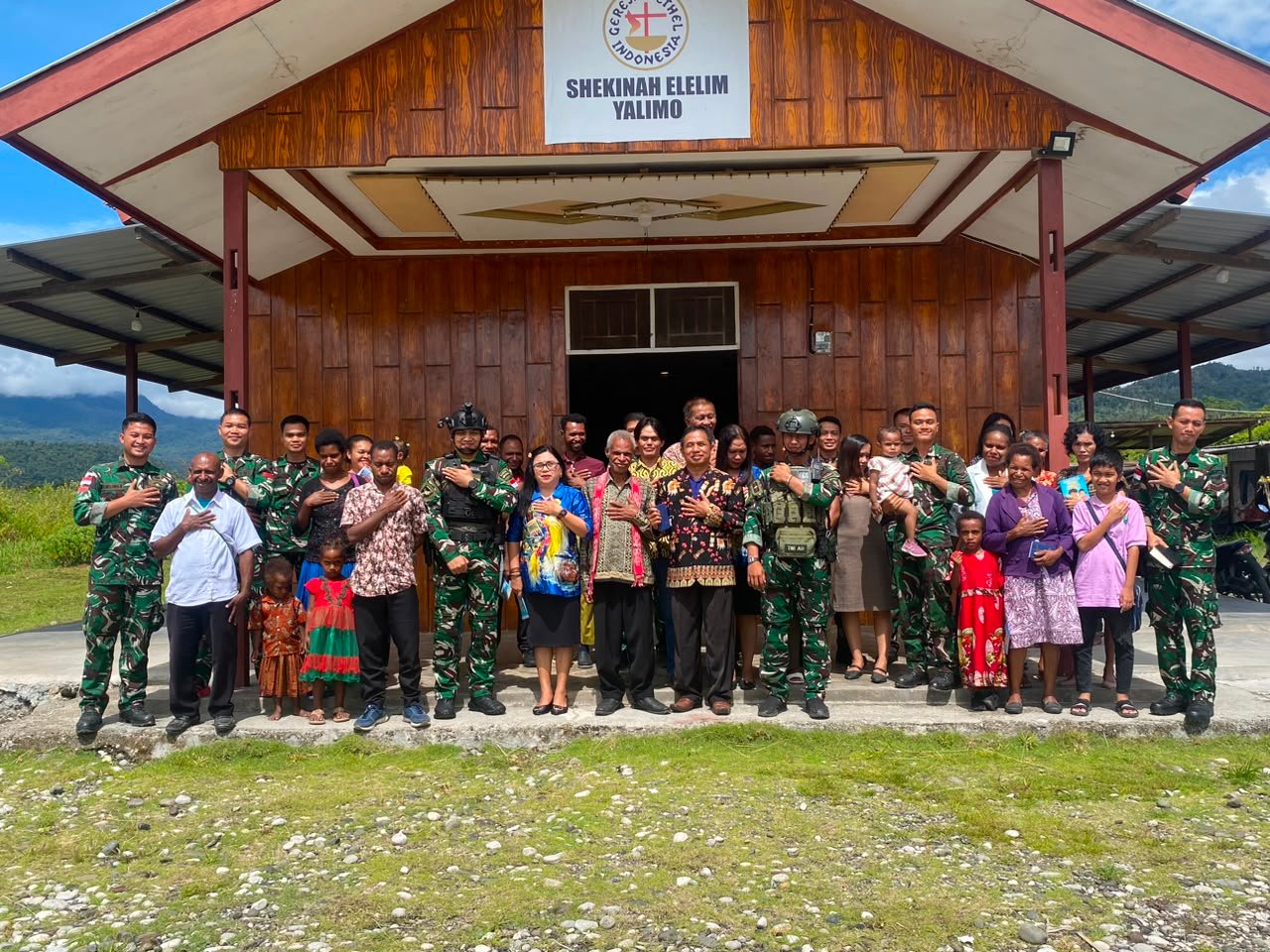 Pos Kout Elelim Satgas Yonif 645/GTY Laksanakan Kegiatan Teritorial Berupa Pembagian Sargal Alkitab dan Pelayanan kesehatan di Distrik Elelim Pos Kout Elelim Satgas Yonif 645/GTY Laksanakan Kegiatan Teritorial Berupa Pembagian Sargal Alkitab dan Pelayanan kesehatan di Distrik Elelim