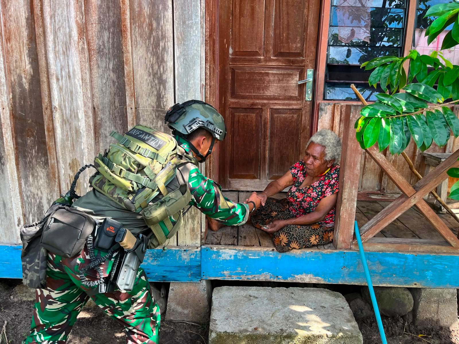 Pos Kout Elelim Satgas Yonif 645/GTY Laksanakan Kegiatan Teritorial Berupa Pembagian Sargal Alkitab dan Pelayanan kesehatan di Distrik Elelim Pos Kout Elelim Satgas Yonif 645/GTY Laksanakan Kegiatan Teritorial Berupa Pembagian Sargal Alkitab dan Pelayanan kesehatan di Distrik Elelim