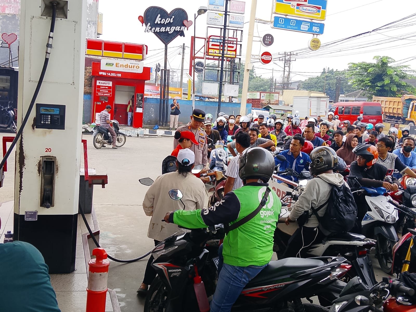 Panjang Antrean Pengisian BBM, Polresta Deli Serdang Lakukan Pengamanan Dan Pengaturan Jalur Disetiap SPBU Panjang Antrean Pengisian BBM, Polresta Deli Serdang Lakukan Pengamanan Dan Pengaturan Jalur Disetiap SPBU