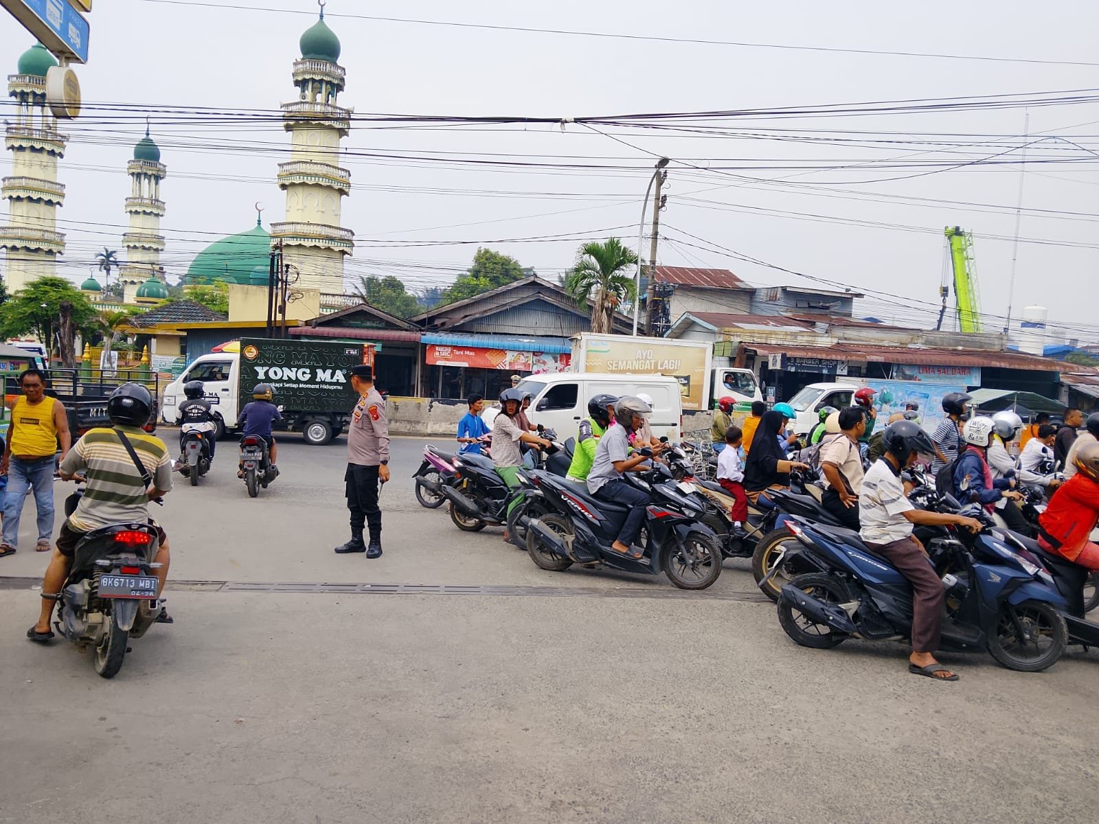Panjang Antrean Pengisian BBM, Polresta Deli Serdang Lakukan Pengamanan Dan Pengaturan Jalur Disetiap SPBU Panjang Antrean Pengisian BBM, Polresta Deli Serdang Lakukan Pengamanan Dan Pengaturan Jalur Disetiap SPBU