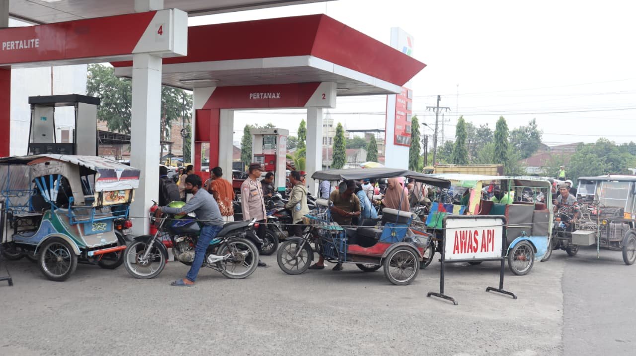 Panjang Antrean Pengisian BBM, Polresta Deli Serdang Lakukan Pengamanan Dan Pengaturan Jalur Disetiap SPBU Panjang Antrean Pengisian BBM, Polresta Deli Serdang Lakukan Pengamanan Dan Pengaturan Jalur Disetiap SPBU