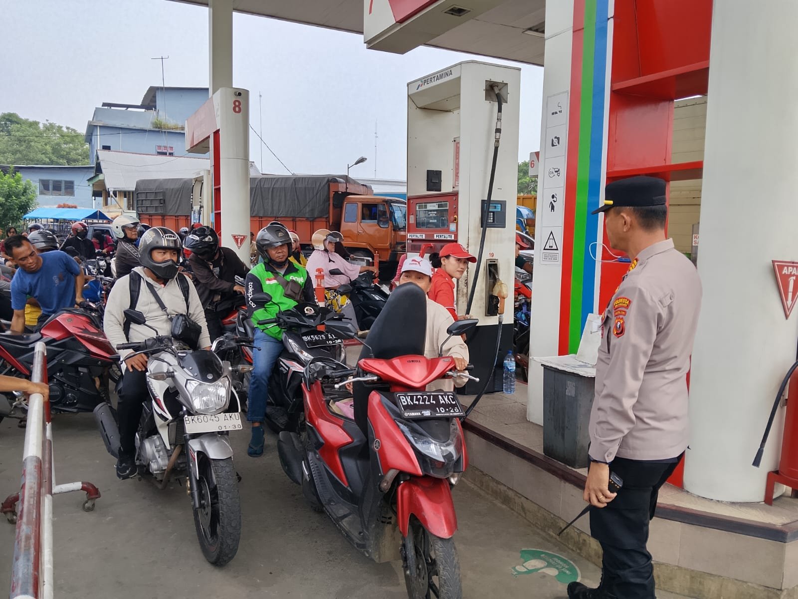 Panjang Antrean Pengisian BBM, Polresta Deli Serdang Lakukan Pengamanan Dan Pengaturan Jalur Disetiap SPBU Panjang Antrean Pengisian BBM, Polresta Deli Serdang Lakukan Pengamanan Dan Pengaturan Jalur Disetiap SPBU